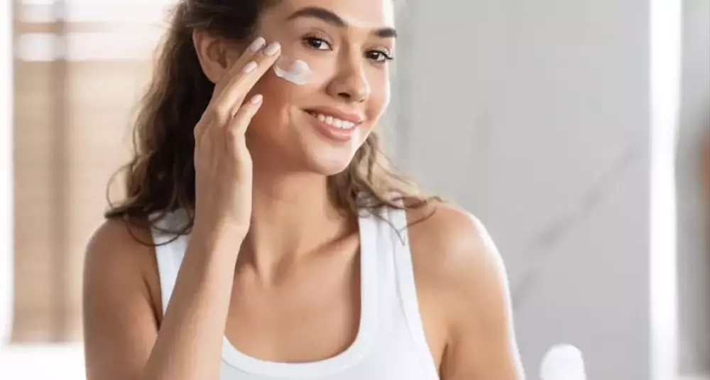 Vitamina C e Acido Ialuronico: L'Ordine Corretto per una Pelle Luminosa