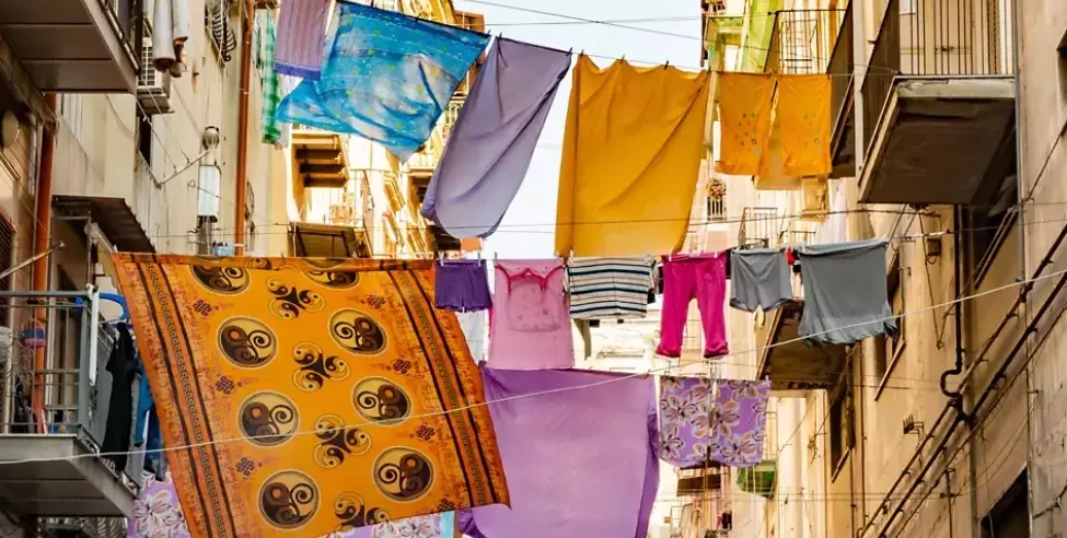 Esplorando l'Essenza Autentica di Napoli: Un Viaggio Tra Vicoli e Tradizioni