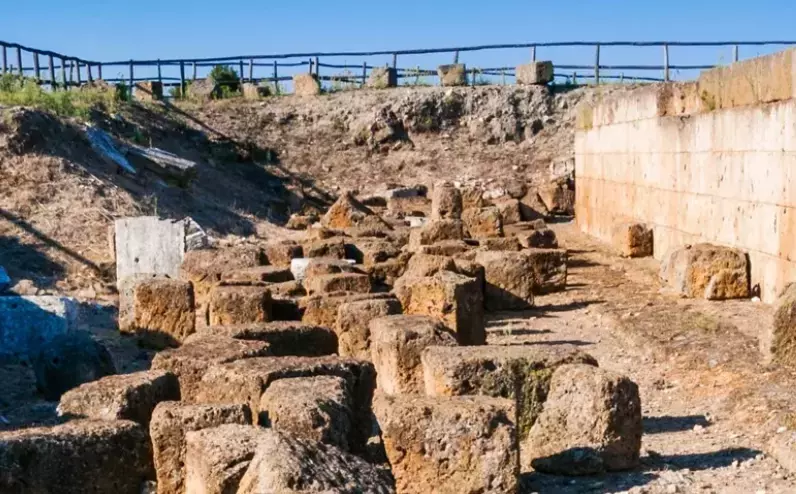 Vulci: Un Viaggio Tra Storia Millenaria e Natura Incontaminata nella Maremma Laziale