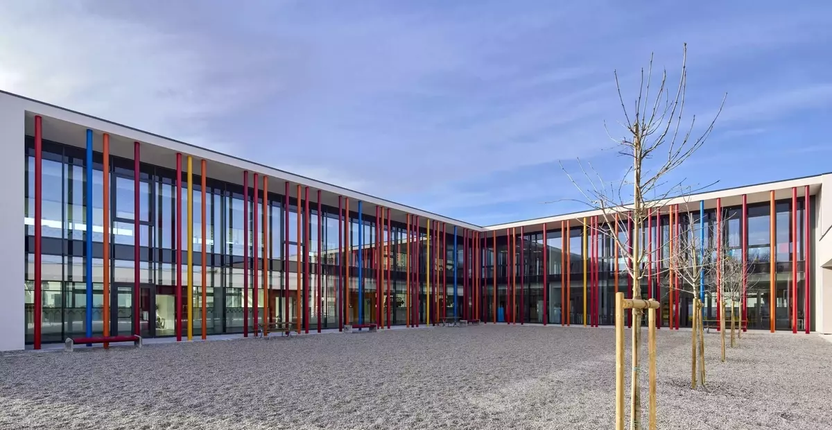 Innovazione e Design: Pavimenti Tecnici Isoplam per la Scuola Primaria G. Marconi