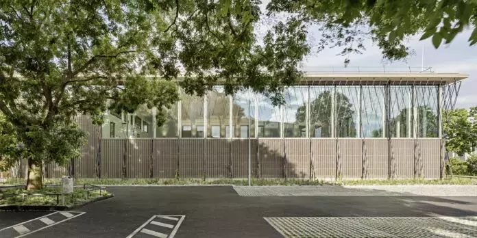 Un Rinnovato Splendore: La Piscina Pubblica di Großfeldsiedlung a Vienna