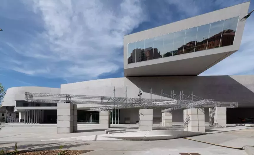 Il Padiglione "Rubato" al MAXXI: Un'Ode al Riciclo e alla Frammentazione nell'Architettura Contemporanea