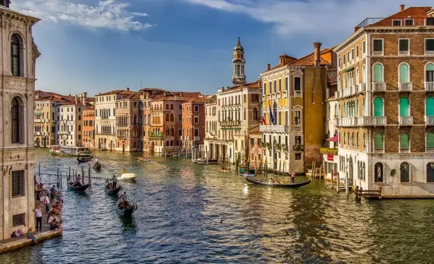 Venezia, la Metropoli della Breve Sosta: Airbnb e le Sfide Urbane
