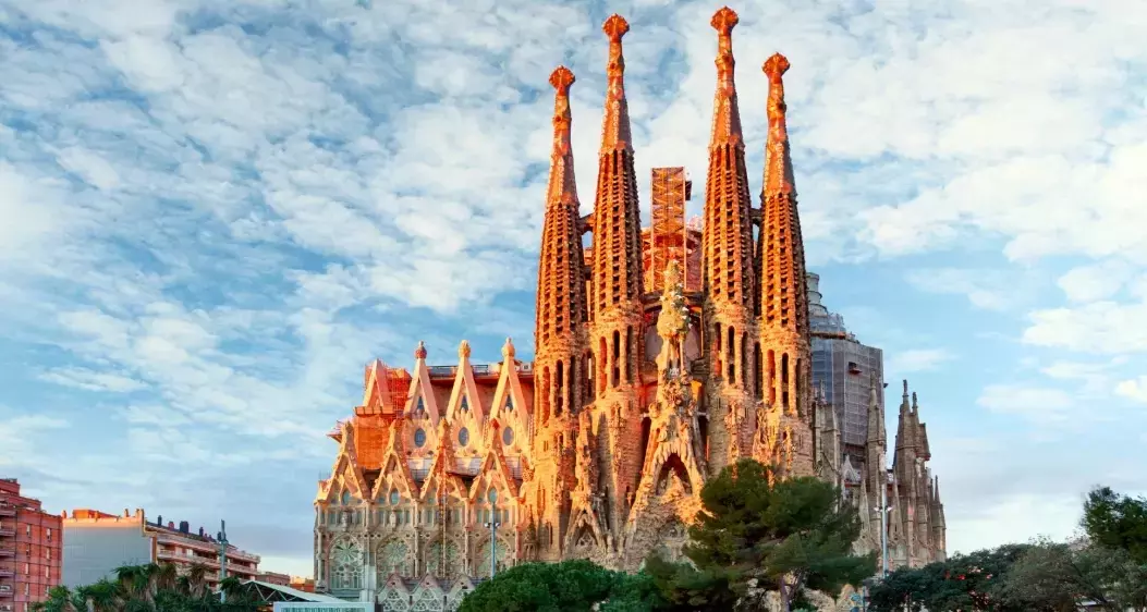 La Sagrada Familia: Capolavoro Incompiuto e Simbolo di Barcellona