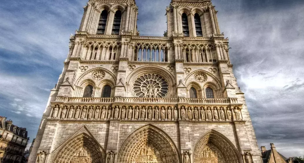 Notre-Dame di Parigi: la cattedrale che sfida il fuoco e il tempo