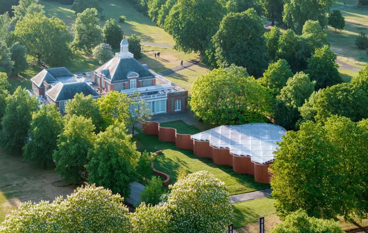 Il Padiglione Serpentine: Un Omaggi alla Tradizione Britannica con Tocchi Messicani