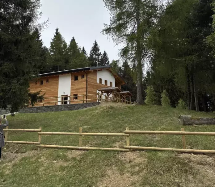 Il Rifugio Loa Risorge: Un Esempio di Sostenibilità e Integrazione nel Parco dell'Adamello