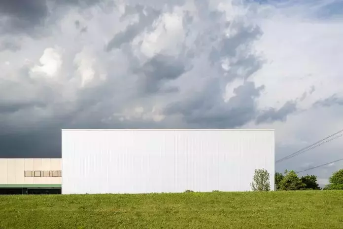 Innovazione Architettonica per un Magazzino Automatizzato sulla SS36, Firmato Enrico Molteni Architecture