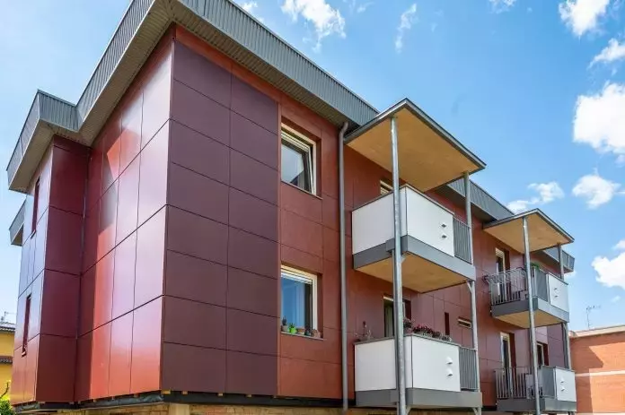 Riqualificazione Rivoluzionaria per Edifici ERP a Greve in Chianti: Efficienza e Sostenibilità con i Pannelli Prefabbricati Renew Wall