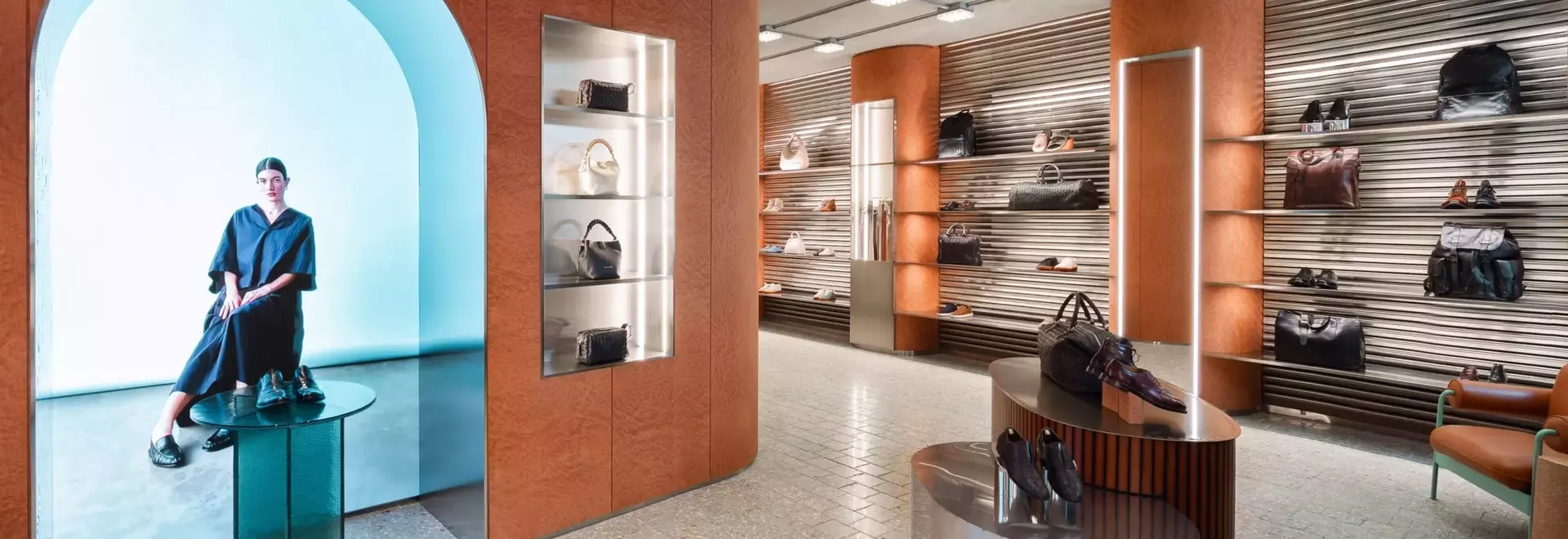 L'Eleganza Materica di La Calce del Brenta nel Nuovo Flagship Store di Officine Creative a Brera