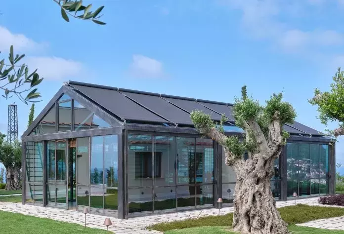 Innovazione e Comfort: Le Schermature Solari DALLAS TKO di Resstende per la Lighthouse Suite del San Montano Resort & Spa