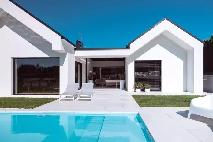 Armonia Architettonica: Una Villa Contemporanea tra Luce Naturale e Tecnologia PVC