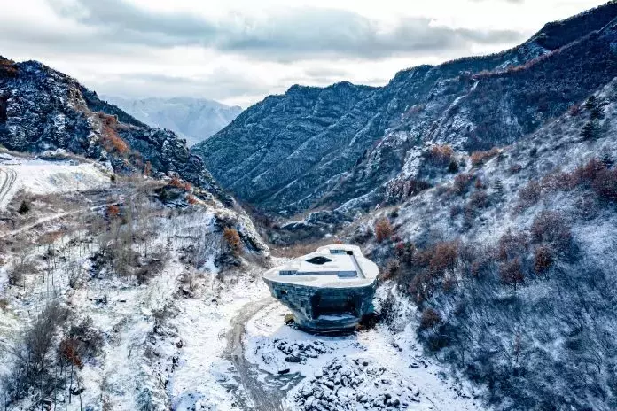 La Cappella del Suono: Un Capolavoro Architettonico Incavato nella Montagna Cinese