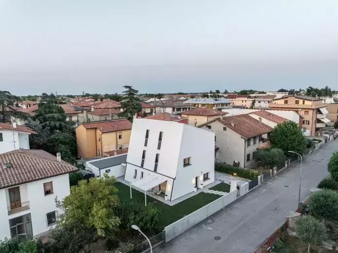Architettura Audace: L'Innovativa Villa SDM Rivestita in Alluminio PREFA
