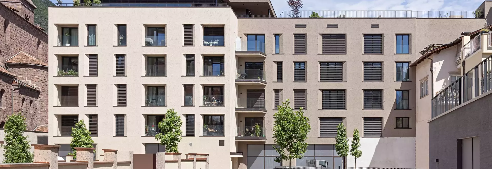 Un'Architettura Compatta a Bolzano: Dialogo tra Storia e Contemporaneità