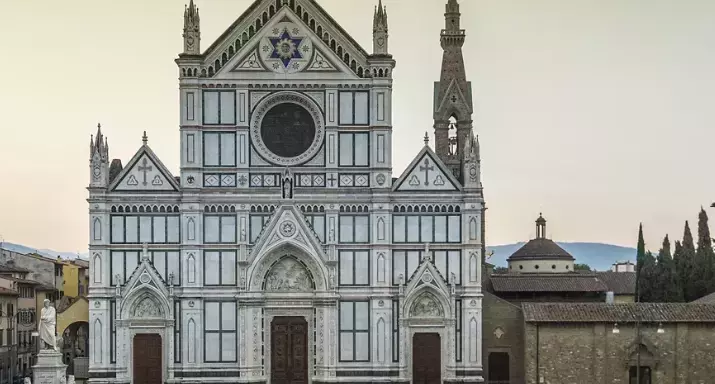 Il Castello di Miramare: Un Gioiello Architettonico Immerso nel Verde