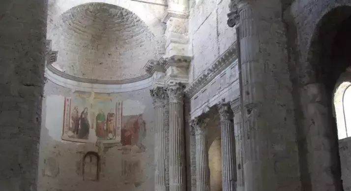 Il Tempietto del Clitunno: Un Gioiello Nascosto dell'Umbria