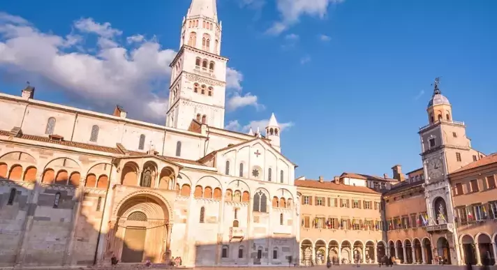 La Ghirlandina: L'Icona Architettonica di Modena