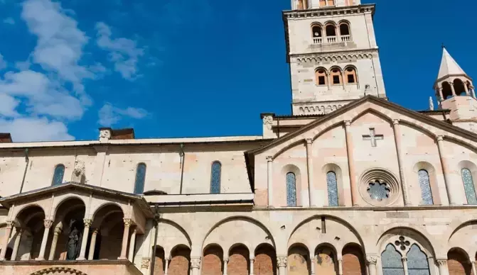 Il Cuore Pulsante di Modena: Piazza Grande, Patrimonio Culturale e Fulcro della Città