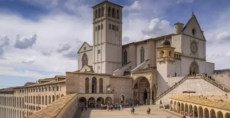 Crollo Parziale della Torre dei Conti a Roma: Un Simbolo tra Storia e Fragilità