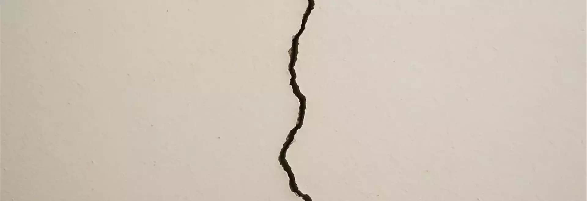 Fessure nel Cartongesso: Cause, Prevenzione e Soluzioni Efficaci