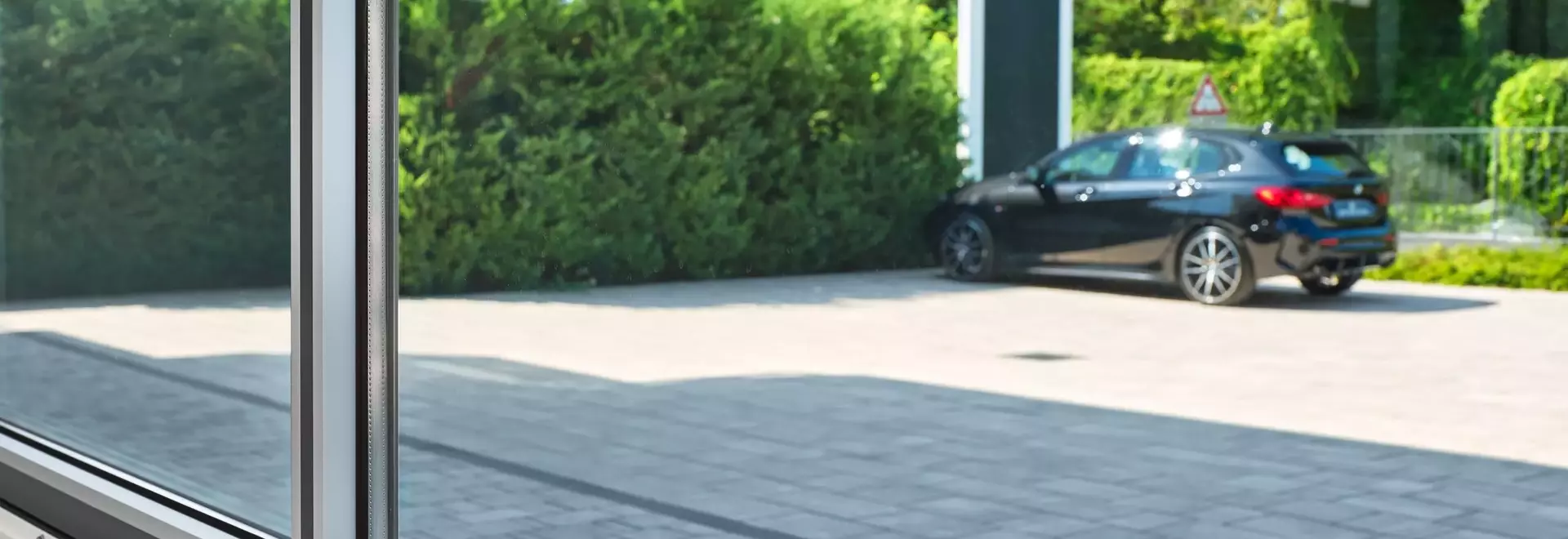 Hörmann: Eleganza, Sicurezza e Funzionalità per Showroom di Auto d'Élite