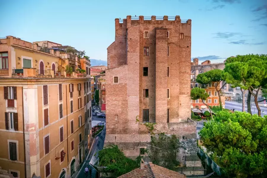 La Sagrada Familia: Un Monumento Eterne di Barcellona Che Sfida il Tempo