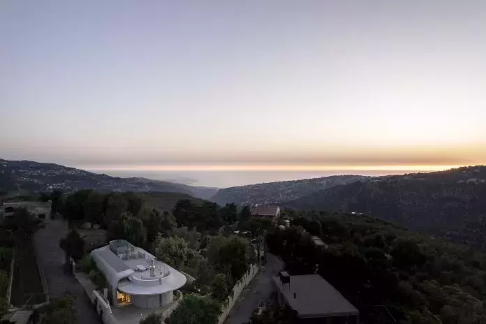 Capsule Retreat: Armonia Architettonica tra Arte e Paesaggio Libanese