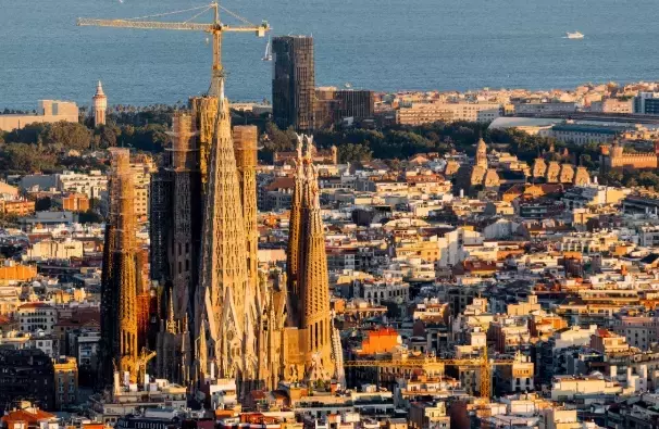 Architettura Audace: Dallo Scoglio all'Oasi Mediterranea