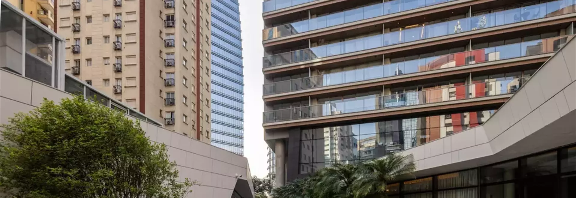 W São Paulo: Un'Icona Architettonica nel Cuore Dinamico di Vila Olímpia