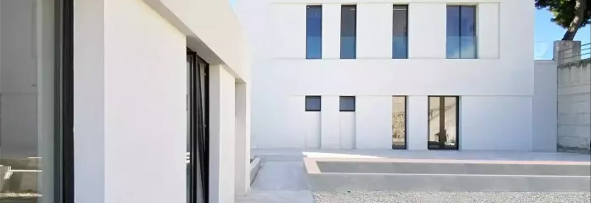 Sede NC: Un'Architettura Essenziale e Protettiva a Bari