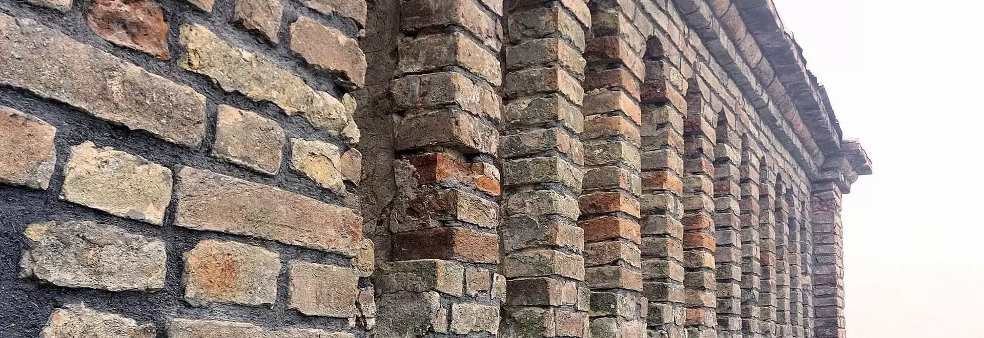 Restauro Strutturale della Torre Civica di Potenza Picena: Efficacia e Conservazione con Laterlite