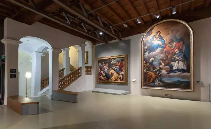 La Pinacoteca di Ancona Riapre con Nuovi Allestimenti e Sfide Architettoniche