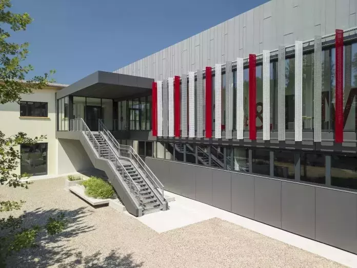 Innovazione e Sostenibilità: La Nuova Ala della Scuola di Suzzara Trionfa al Premio New Envelope