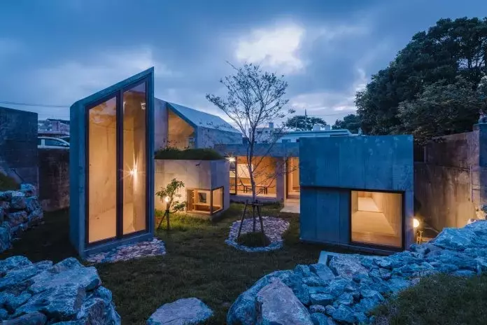 Casa in Sonda: Un'Armonia di Volumi in Concreto