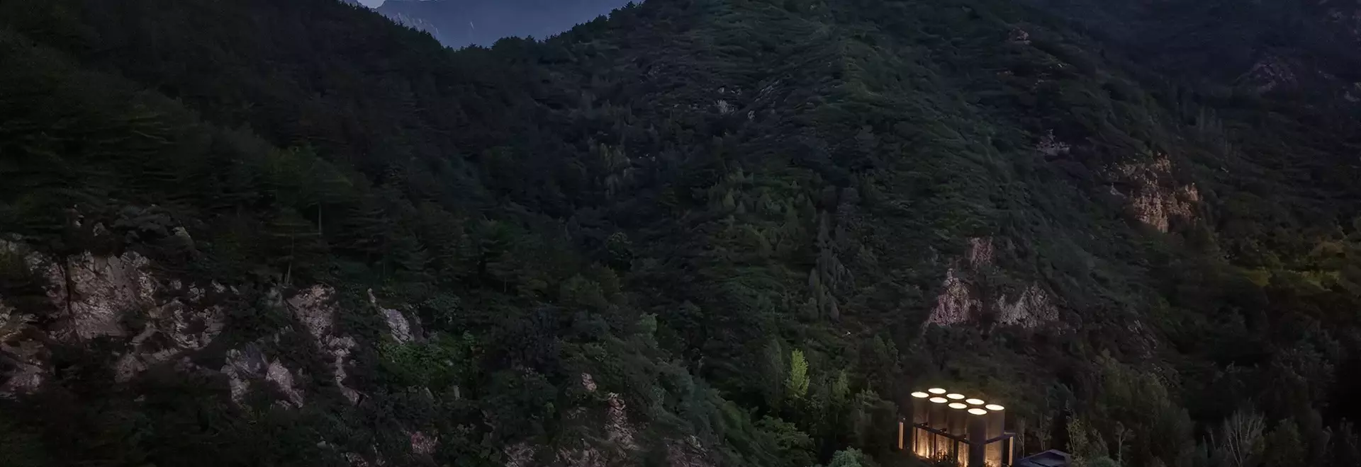 Architettura e Natura: Un Dialogo Sensoriale a Wulingshan Eye Stone Spring