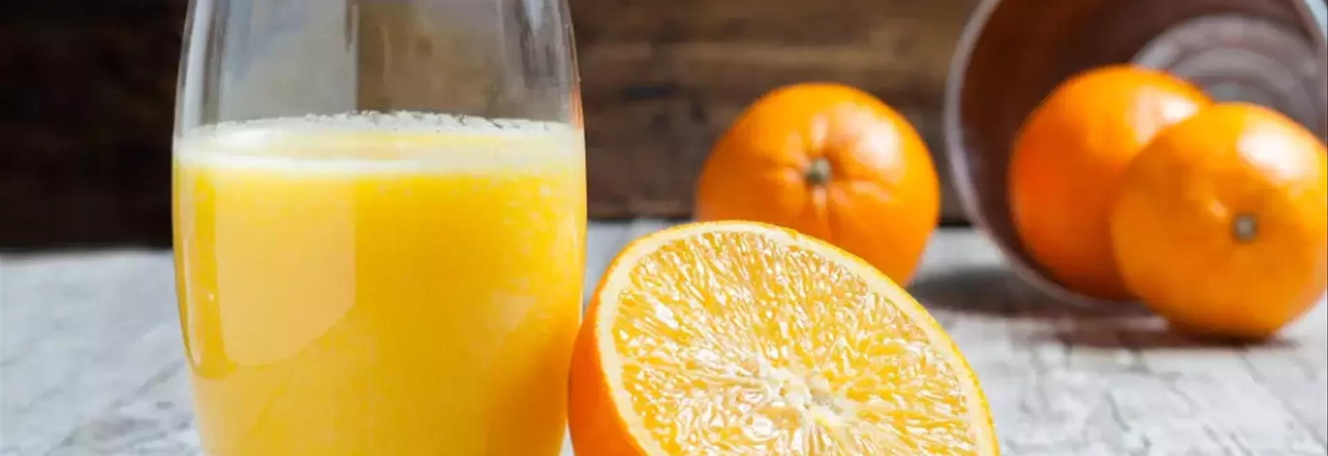 Spremuta d'Arancia a Colazione: Analisi Approfondita di Benefici e Criticità