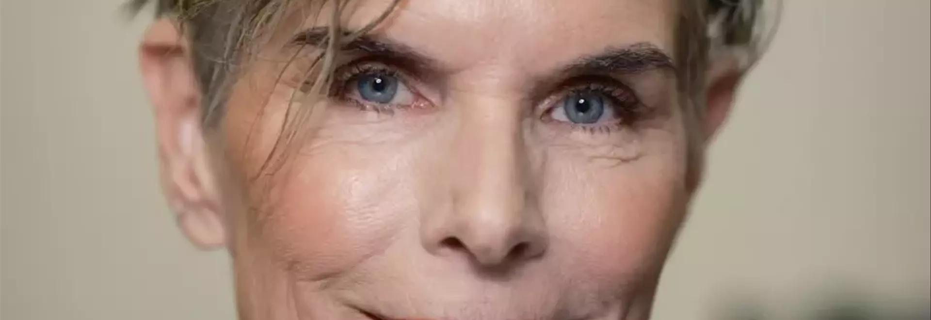 Segreti per un Make-up Anti-Età: Trucchi che Valorizzano Senza Evidenziare le Rughe