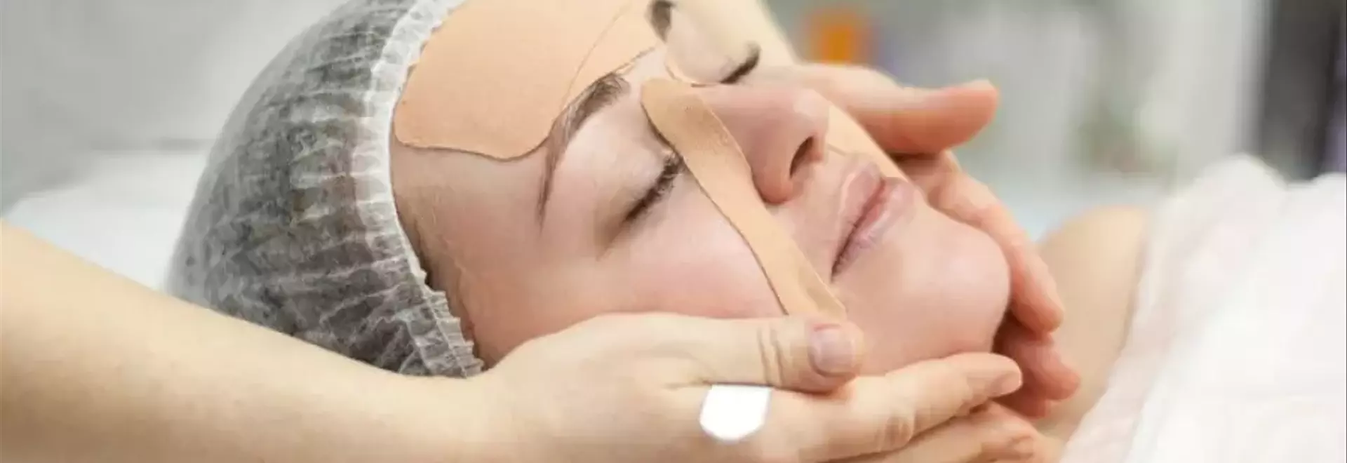 Face Taping: L'Efficacia di Questa Tecnica non Invasiva per la Bellezza del Viso