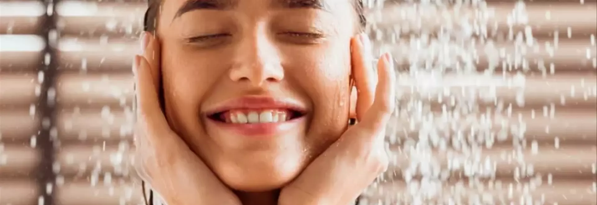 Cura del viso: i pericoli della doccia e i segreti per una pelle radiosa