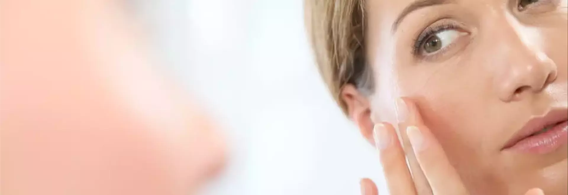 La rivoluzione del trucco leggero: addio fondotinta, benvenuto skin tint