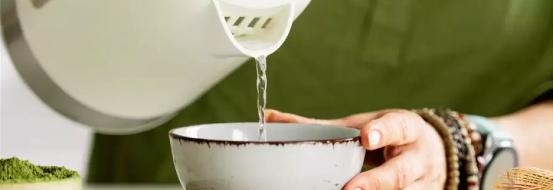 Tisane serali e sonno dopo i 50 anni: il rito serale conta più degli ingredienti