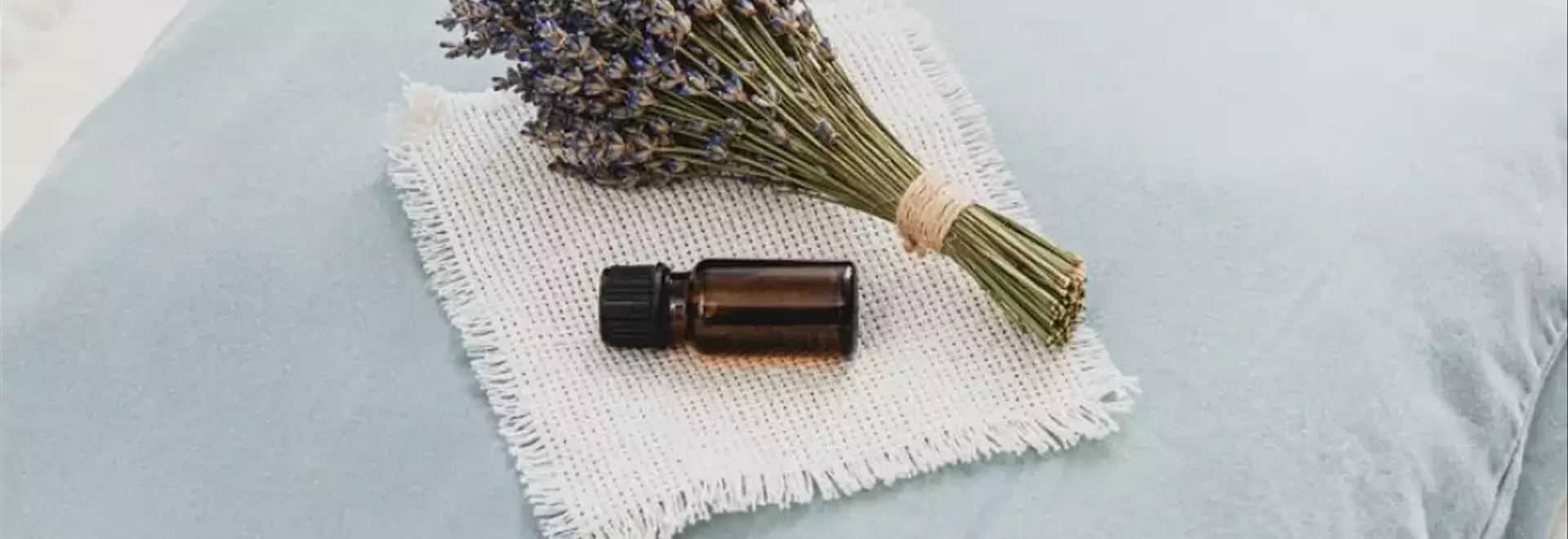 Aromaterapia per un Sonno Riposante: Guida Completa agli Oli Essenziali