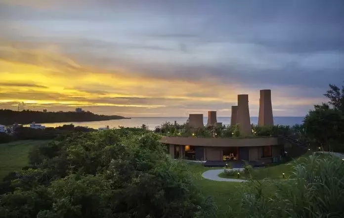 L'Architettura Residenziale di Hiroshi Nakamura a Okinawa: Un Santuario del Vento e della Natura