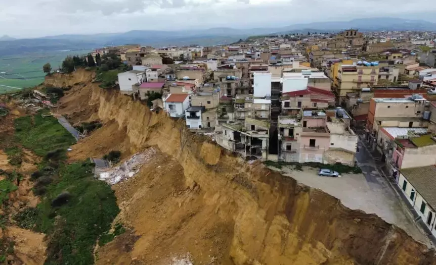 Niscemi: La Città che Frana - Un'Analisi della Fragilità Territoriale Siciliana