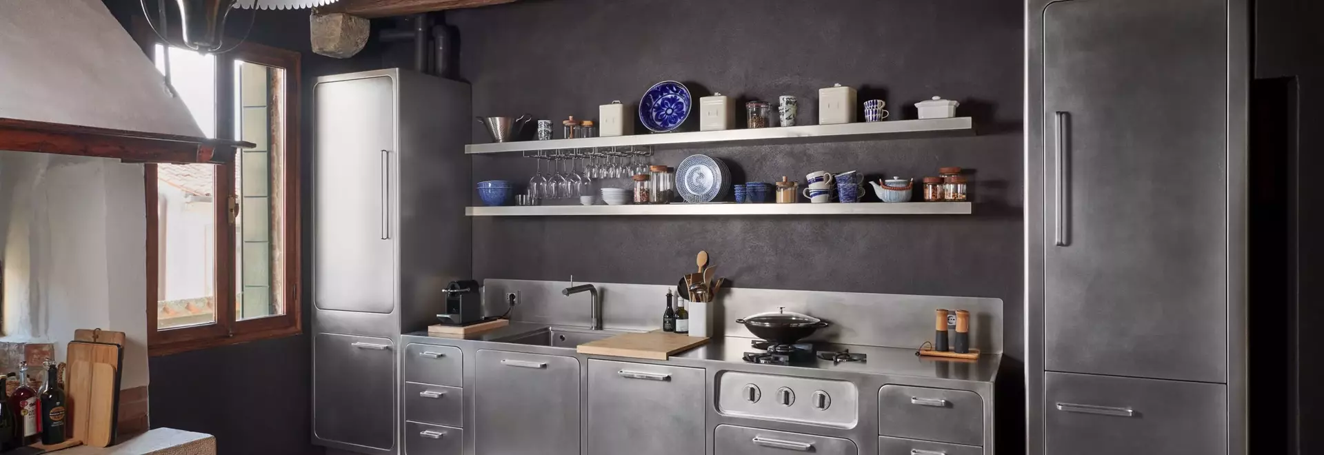 Abimis: La Cucina in Acciaio Inox che Fonde Storia e Modernità a Venezia