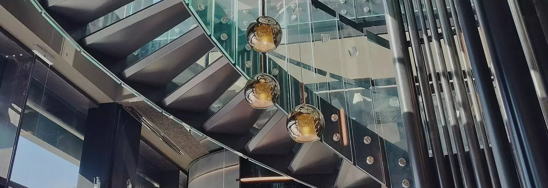 L'Eleganza Trasparente: La Scala Elicoidale in Vetro di Vetreria Malagoli per Amy Sushi a Parma