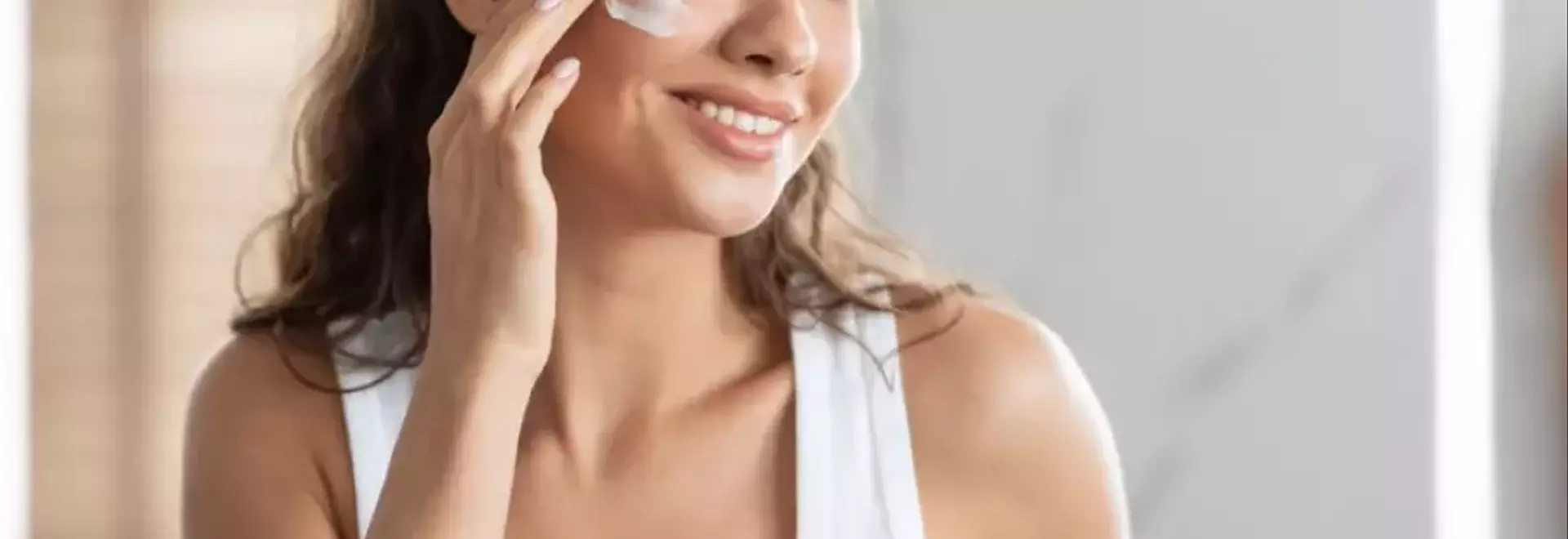 Vitamina C e Acido Ialuronico: L'Ordine Corretto per una Pelle Luminosa