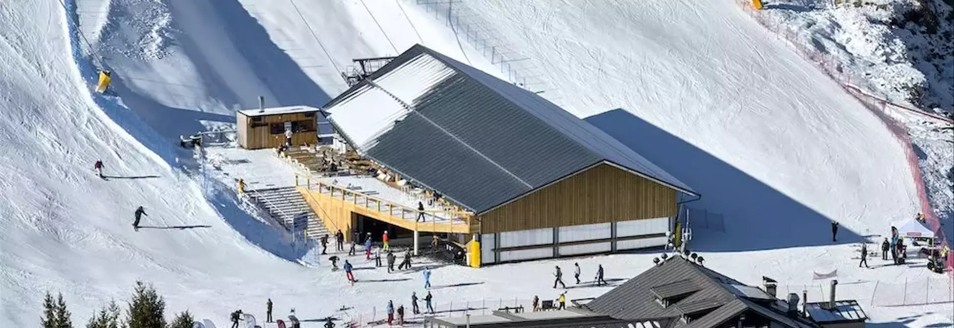 Nuova Telecabina di Cortina: Eccellenza Architettonica e Sostenibilità con Policarbonato