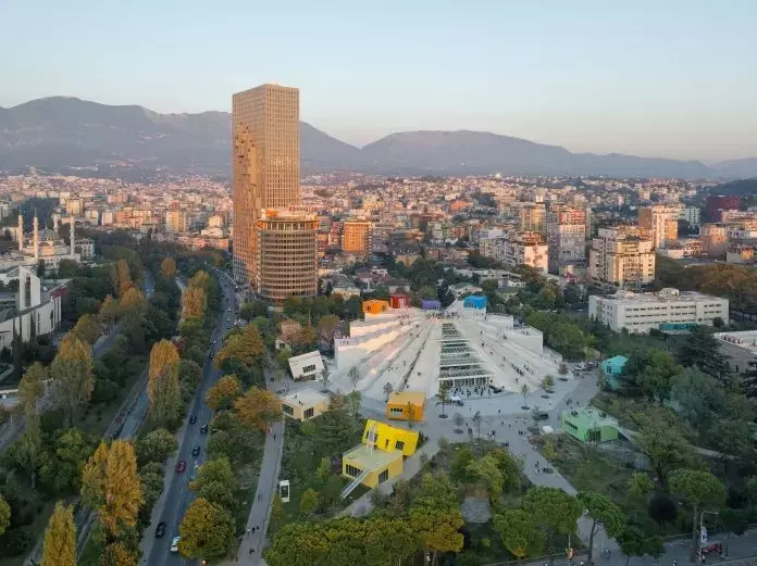 La Piramide di Tirana: Da Simbolo di un Passato Cruento a Icona di Rinascita